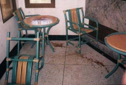 Coin de la buvette avec du sang par terre...